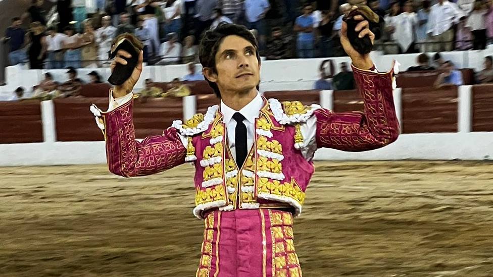 Sebastián Castella con las dos orejas cortadas a su segundo toro en Linares