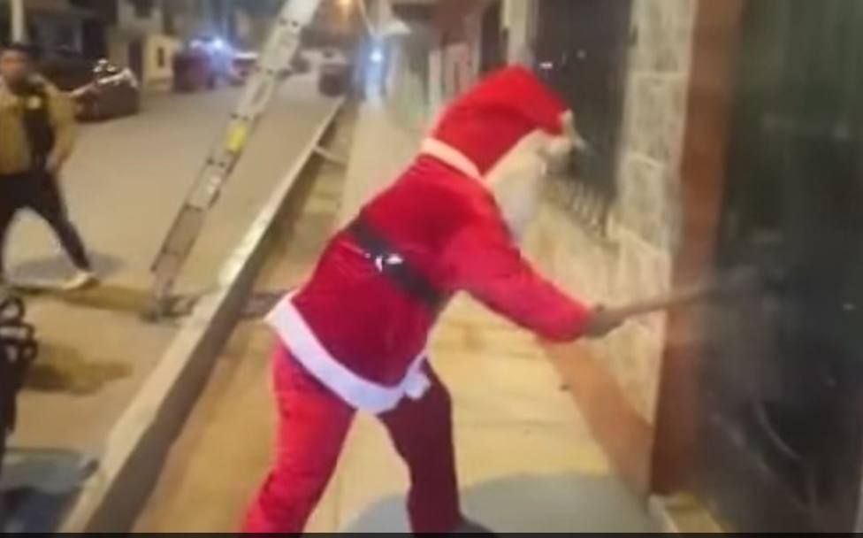 Inusual operativo policial: Un agente se disfraza de Papá Noel en Nochebuena y sucede lo inesperado