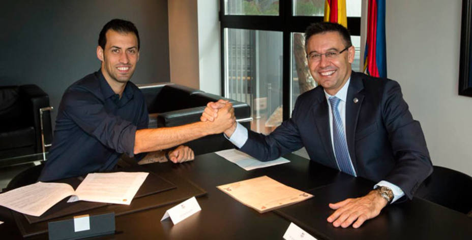 Sergio Busquets firma su ampliación de contrato junto a Bartomeu. Foto: FCB.