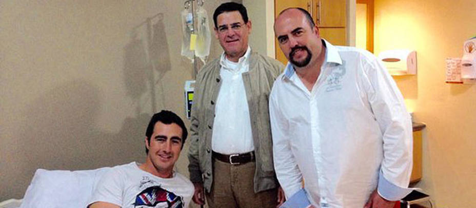 El Fandi junto a los doctores que le han atendido desde el sábado en la Novoclínica Santa Cecilia. @DFelFandi