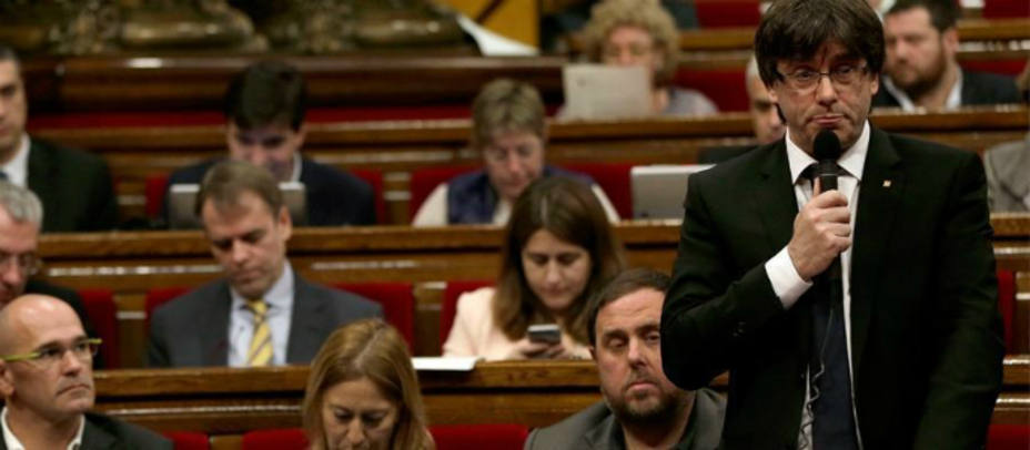 Carles Puigdemont en una sesión de control en el Parlament. EFE