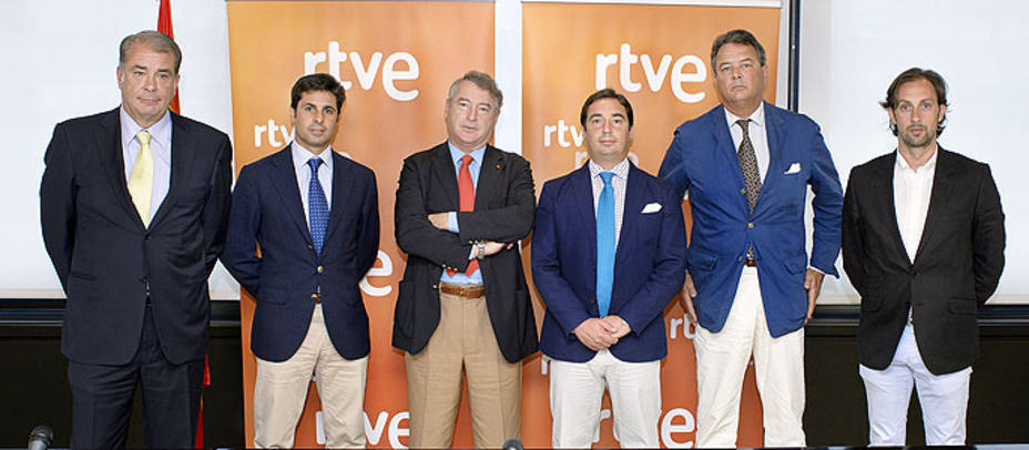 José Antonio Sánchez, presidente de RTVE, rodeado de los representantes del mundo del toro