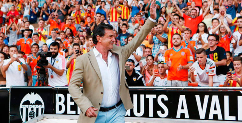Kempes volvio a sentir una ovación en Mestalla. (www.valenciacf.com)