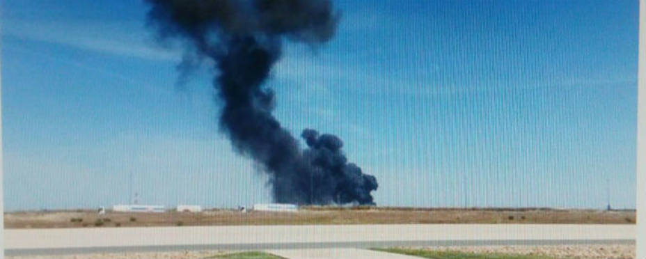 Imagen del humo tras siniestrarse el avión