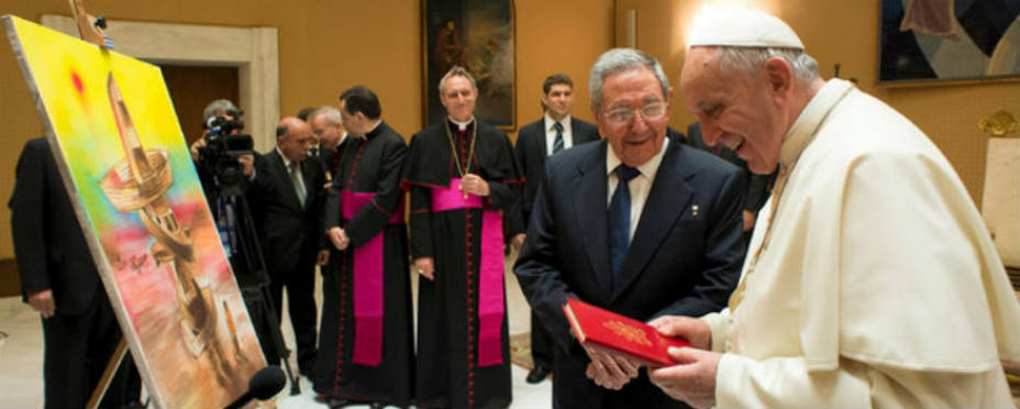 Raúl Castro con el Papa Francisco. Reuters