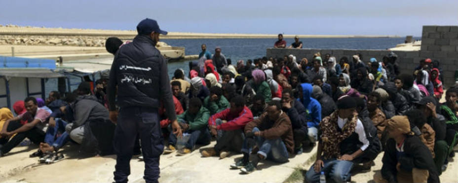 La inmigración ilegal es un problema, hay que atajarla en los países de origen, antes de que lleguen a Libia dice B. León. Foto Reuters
