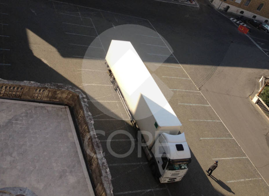 El camión de mudanzas, ya cargado, aparcado frente a la Domus Santa Marta