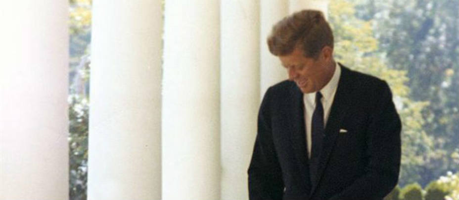 Kennedy con su hijo John en la Casa Blanca. EFE