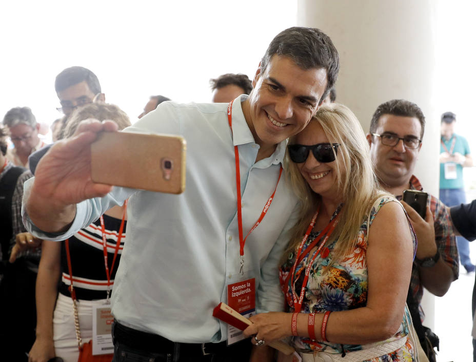 Pedro Sánchez se hace selfie con una delegada del 39º Congreso Federal