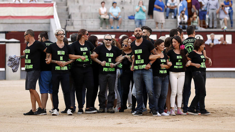 Grupo de antitaurinos que se lanzaron al ruedo de Las Ventas en el año 2017