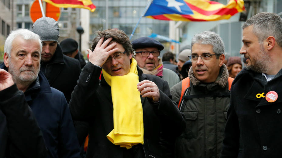 Carles Puigdemont encabeza la manifestación a favor de la independencia de Cataluña en Bruselas.