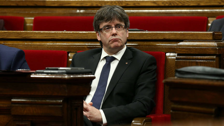 Carles Puigdemont en su escaño del Parlamento Catalán.