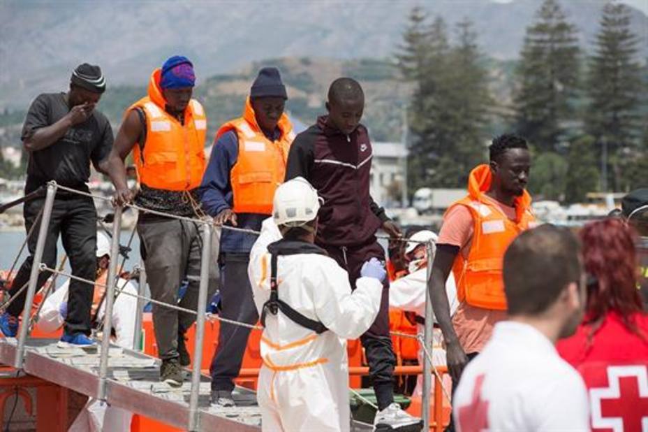 Los servicios de emergencia atienden a los 55 inmigrantes subsaharianos que llegaron al puerto el sábadio