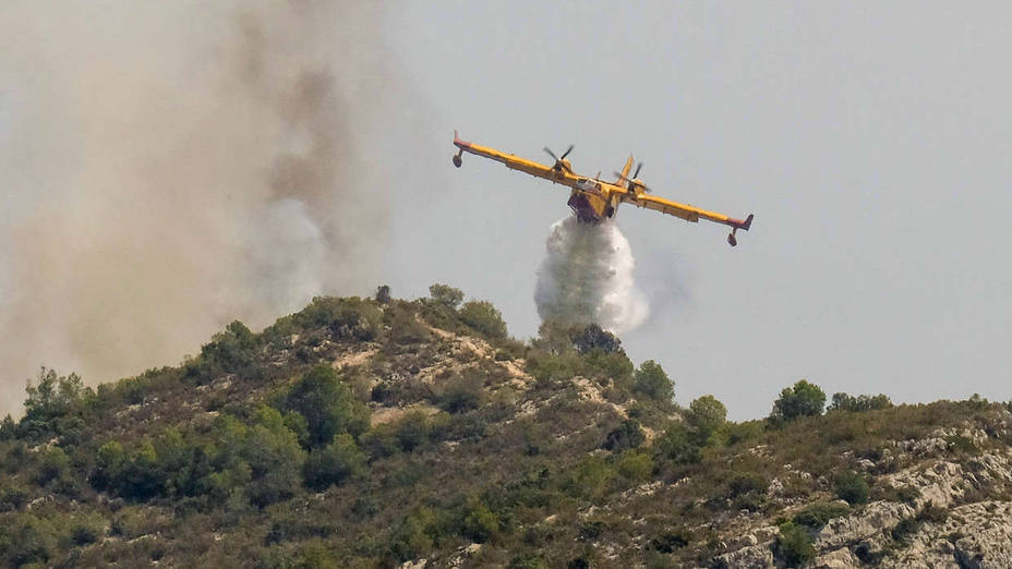 Más de 25 aviones luchan en el incendio de Llutxent que ha arrasado unas 1.500 hectáreas