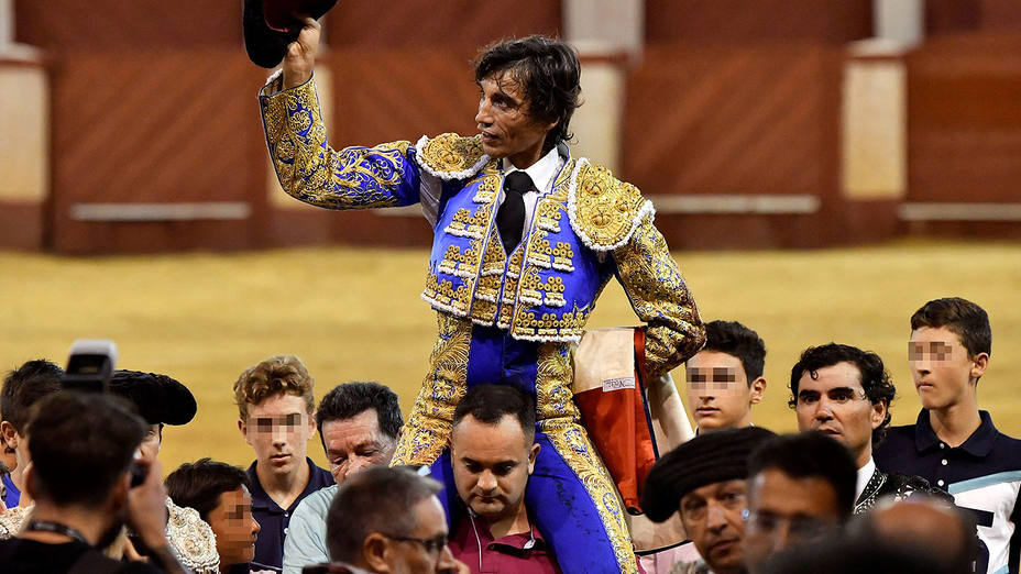 Curro Díaz en su salida a hombros este miércoles en la plaza de toros de Almería
