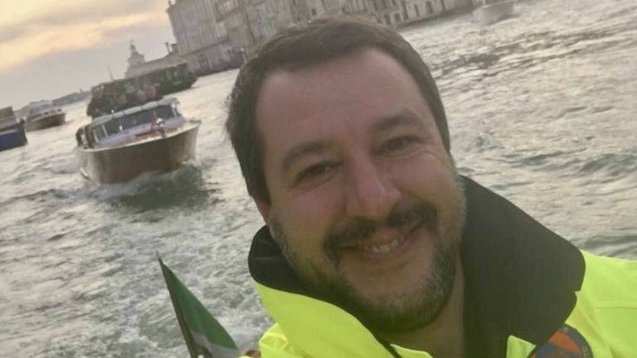 Salvini sonríe, Italia se indigna