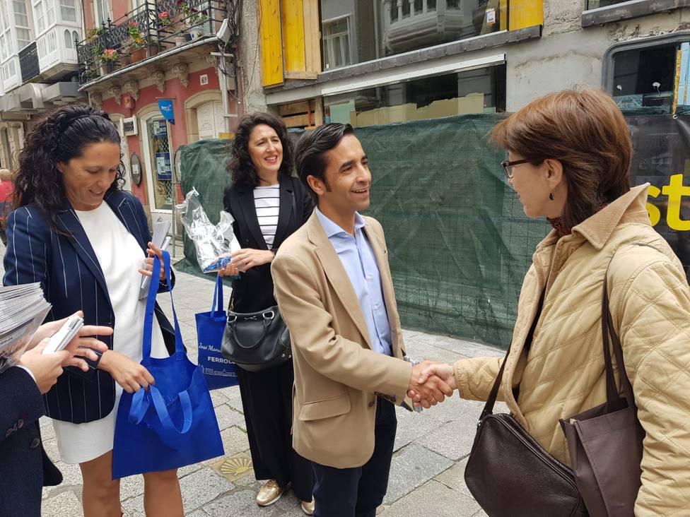 Rey Varela saluda a una ciudadana durante un reparto de propaganda por Ferrol