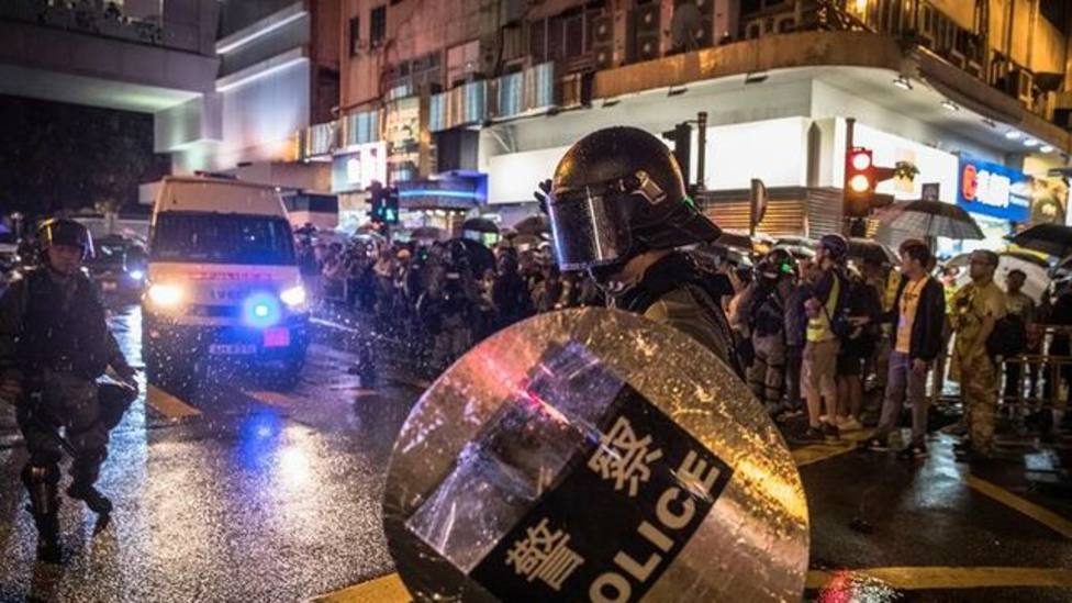 La Policía de Hong Kong dispara al aire por primera vez desde el inicio de las protestas