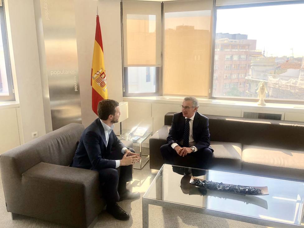 Casado recibe al presidente del PP de Aragón para tratar la situación política en esa comunidad y en España