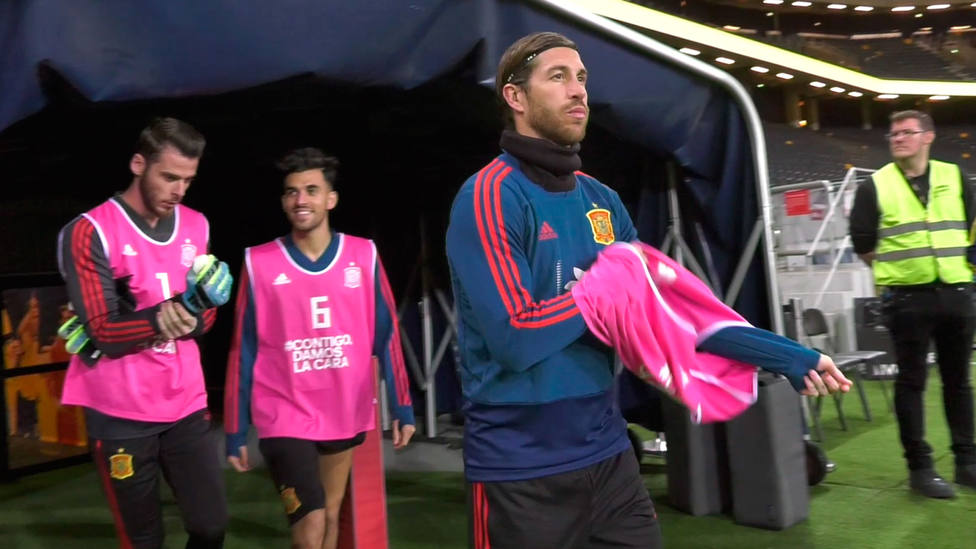 Sergio Ramos, saliendo a entrenar en Suecia (@SeFutbol)