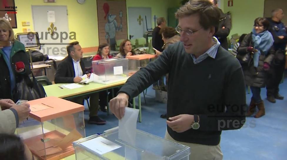 Almeida llama a la afluencia masiva a los colegios electorales tras depositar su voto