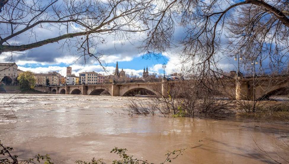 Desalojadas tres urbanizaciones de Zaragoza por riesgo de inundaciones