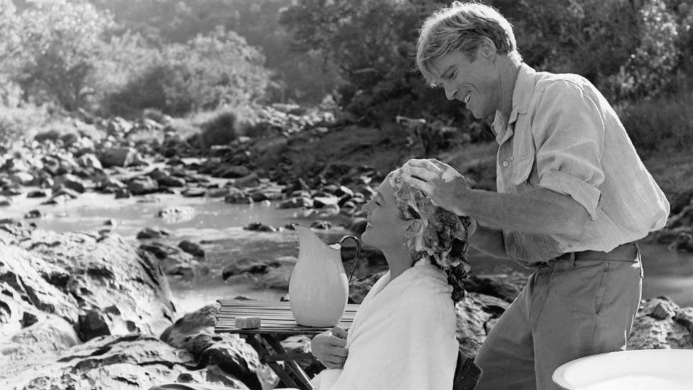 Robert Redford lava el pelo a Meryl Streep junto a un río en Memorias de África