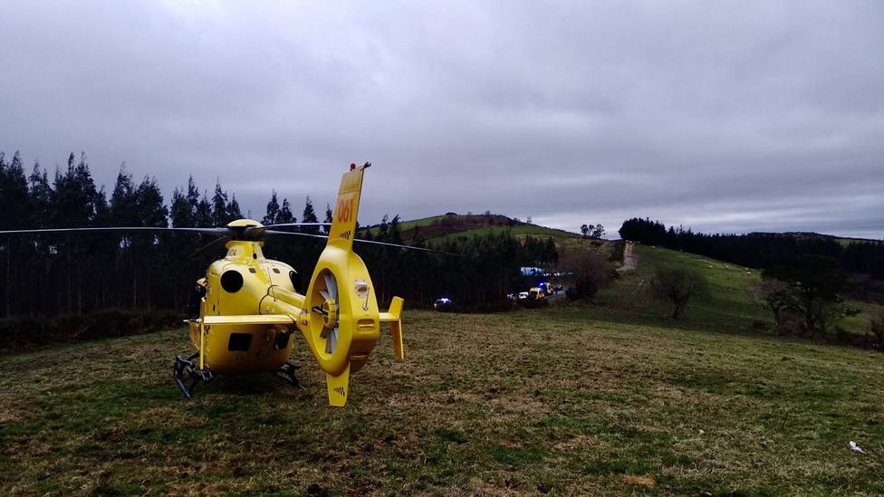 El helicopteró de 061 - Urxencias Sanitarias aterrizó en una zona próxima - FOTO: Helico de Santiago