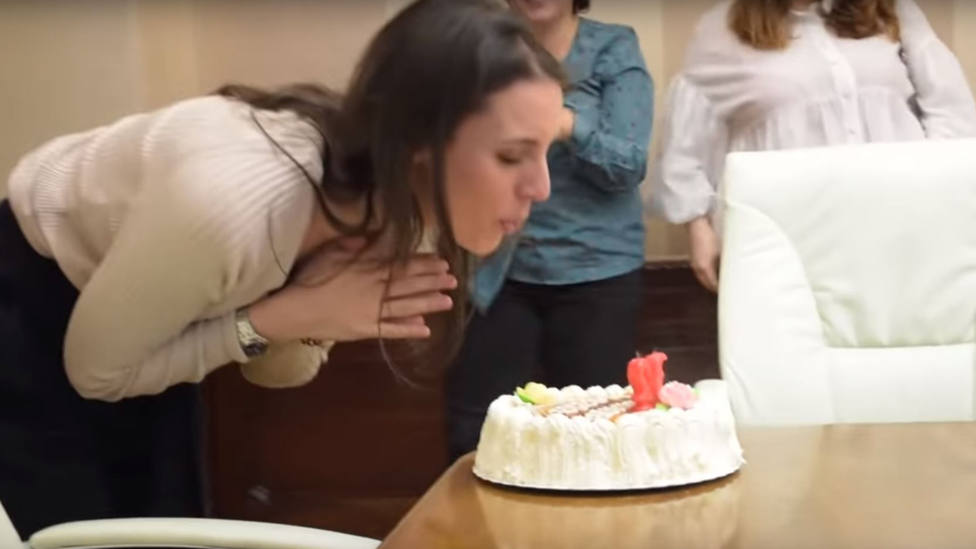 La retransmisión del cumpleaños de Irene Montero, con tarta y su equipo de tías maravillosas