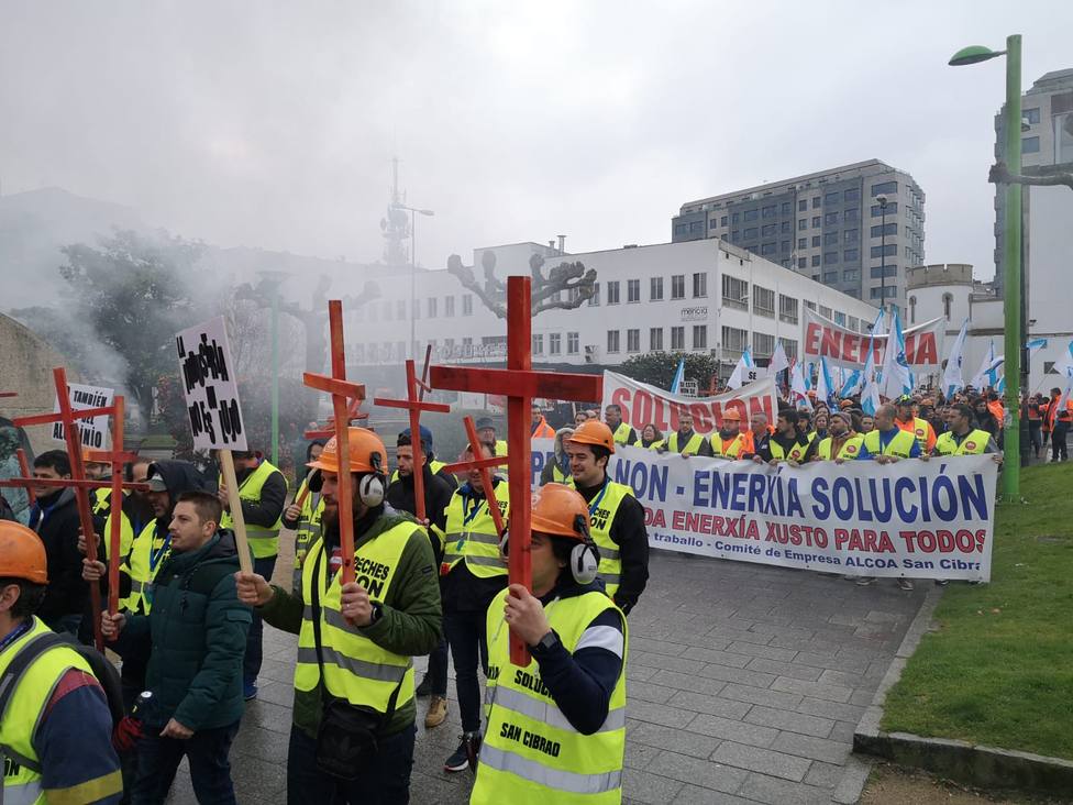 Casi un millar de trabajadores de Alcoa toman las calles de Lugo para exigir soluciones