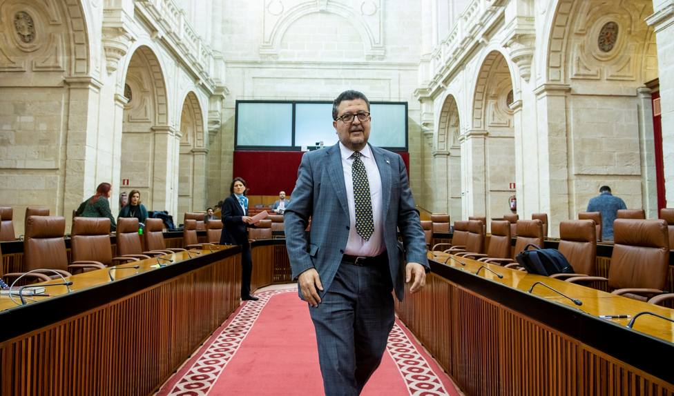 Francisco Serrano deja su escaño en el Parlamento andaluz y critica los ataques de Vox