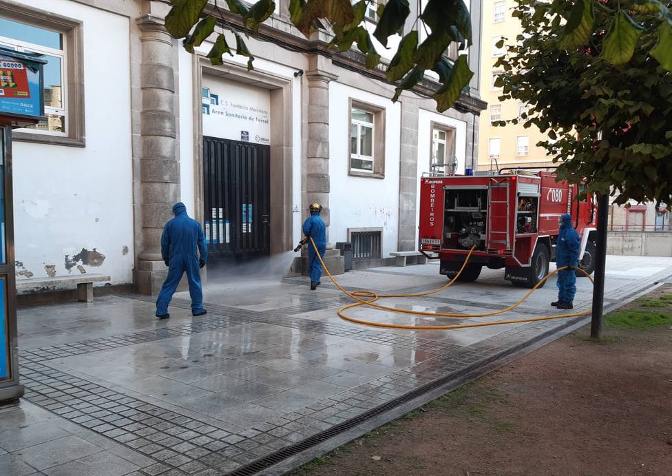 Los Bomberos de Ferrol ante el centro de salud de la plaza de España - FOTO: Concello de Ferrol