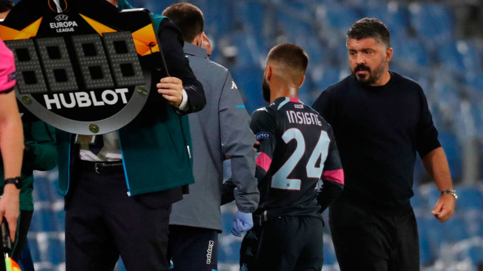 Insigne se retira lesionado en el Reale Arena, en el partido entre Real Sociedad y Nápoles. EFE