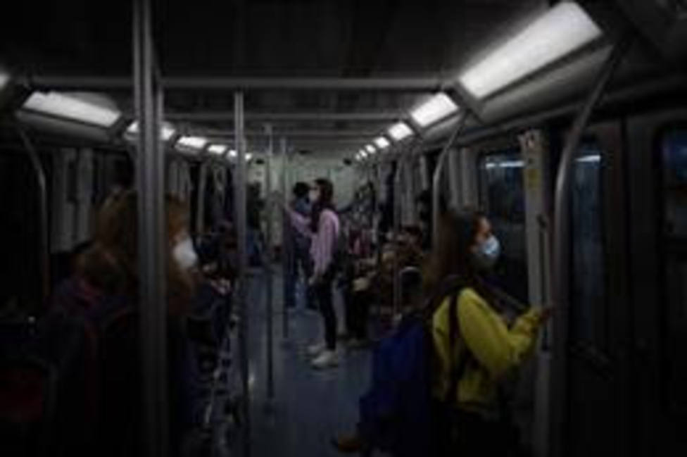 Varias personas viajan en el metro de Barcelona, en la primera mañana después del toque de queda en la ciudad