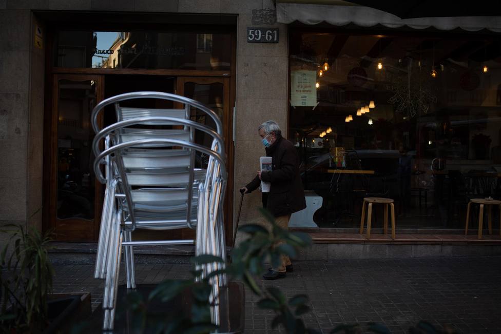 Sillas vacías en una terraza del centro de Barcelona - David Zorrakino - Europa Press - Archivo