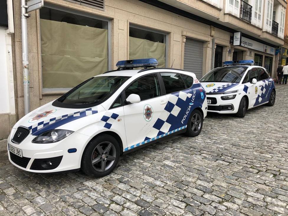 Foto de archivo de dos vehículos de la Policía Local de Ferrol