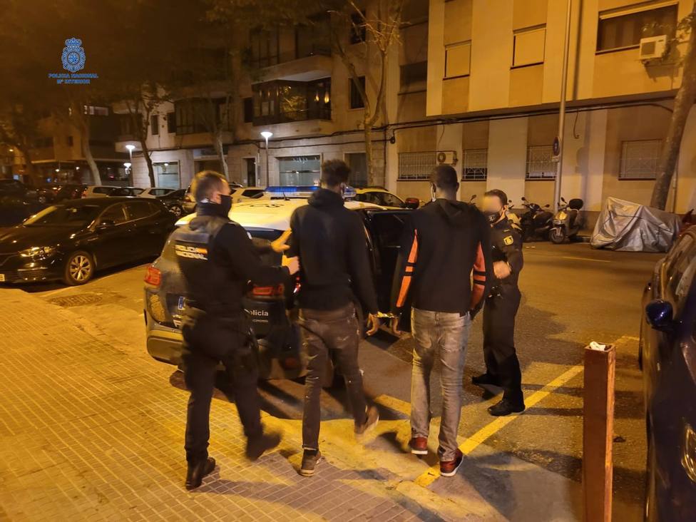 Sucesos.- Detienen a dos hombres por robar un mÃ³vil y amenazar a la vÃ­ctima en Palma