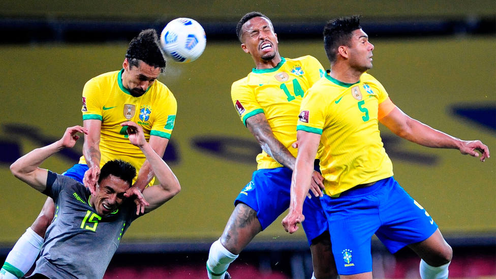 Marquinhos salta por encima de Ángel Mena durante el Brasil - Ecuador. EFE
