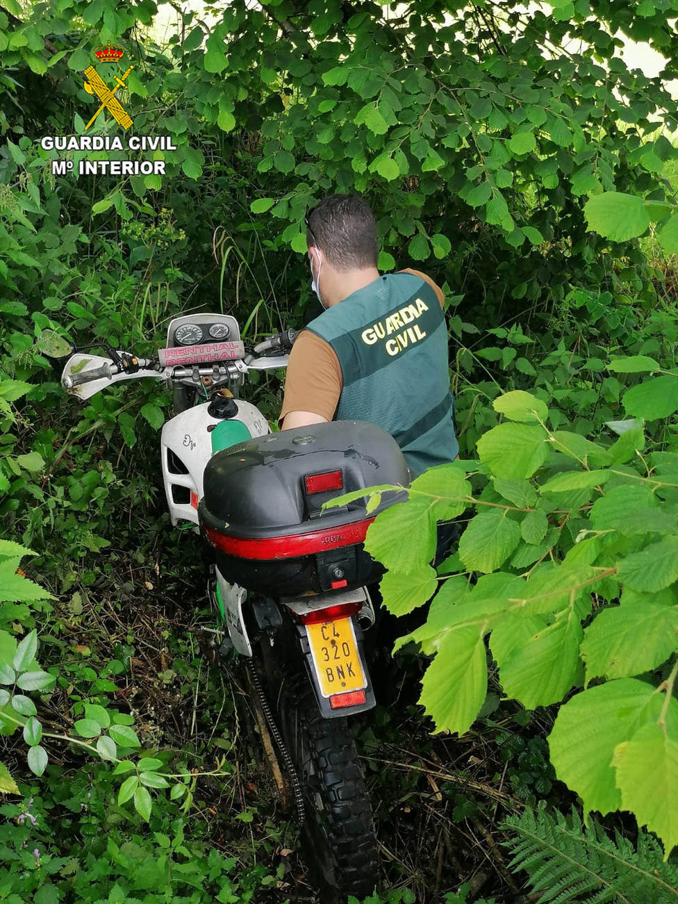 La motocicleta robada en Colombres fue localizada entre unos matorrales próximos a la localidad de La Franca