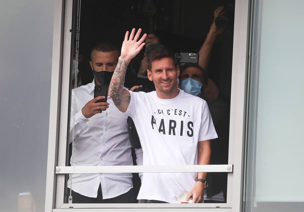 Leo Messi en París saludando a los aficionados