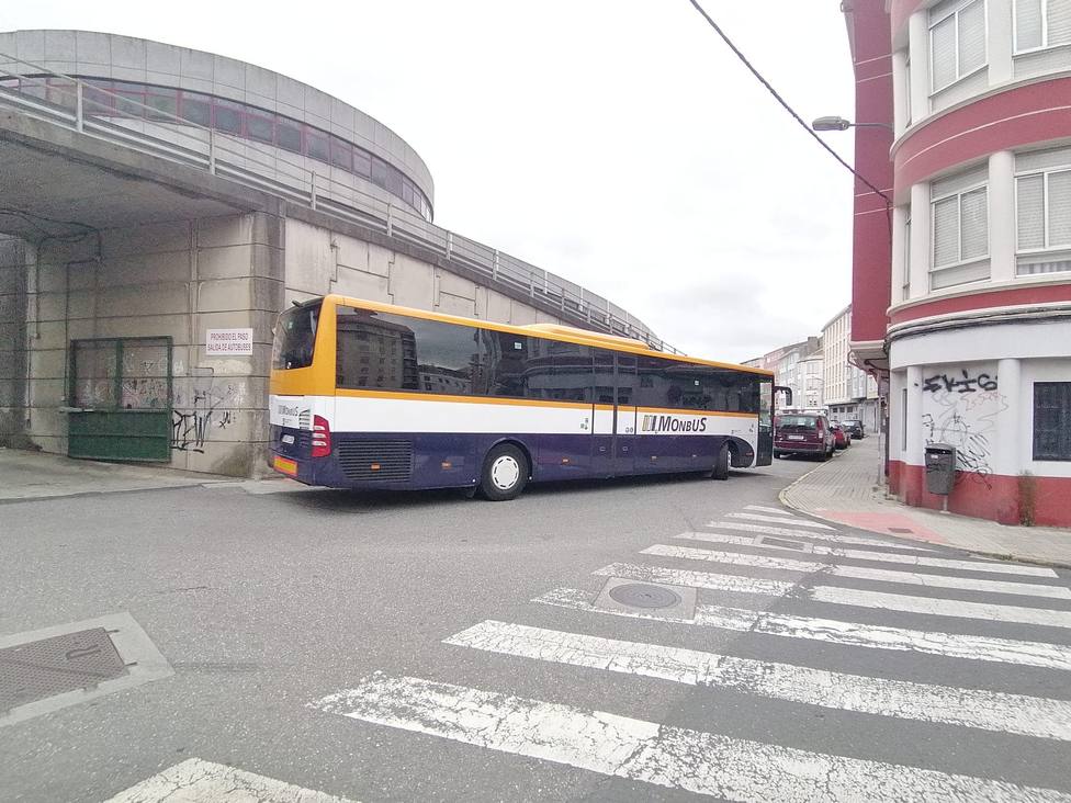 Foto de archivo de uno de lo autobuses de Monbús saliendo de la estación de Ferrol