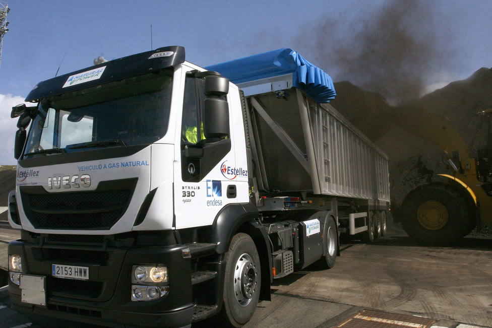 Foto de archivo de un camión cargando carbón en el puerto exterior de Ferrol - FOTO: EFE / Kiko Delgado