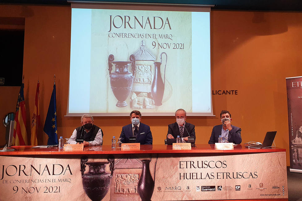 Arqueólogos italianos y españoles debaten en el MARQ sobre la influencia de los etruscos en el Mediterráneo