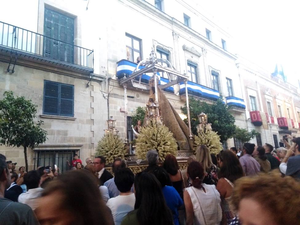 La procesión de la Patrona renueva el gozo devocional de los jerezanos