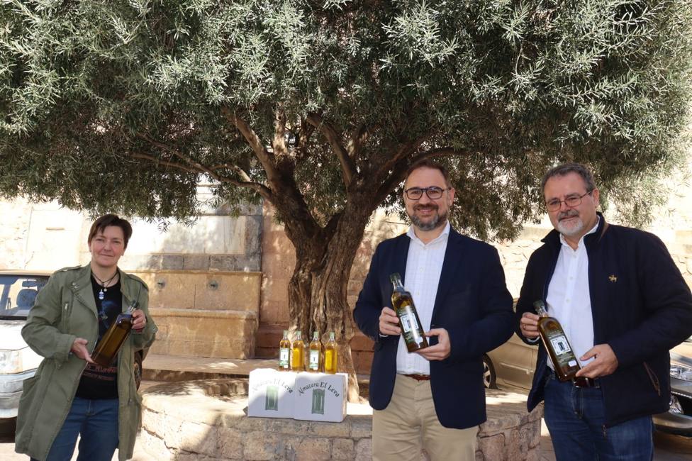 Ayuntamiento dona los 115 litros de aceite de los olivos municipales a ‘El Buen Camino’ y Hermanas Clarisas