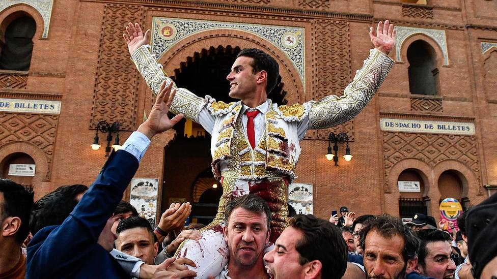 Fernando Adrián en su salida a hombros por la Puerta Grande de Las Ventas en la Feria de San Isidro