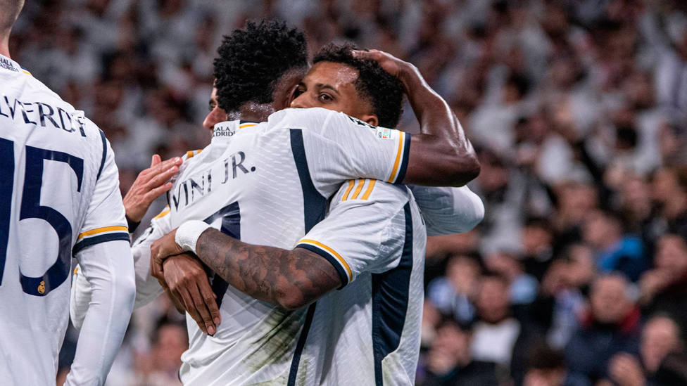 Rodrygo Goes y Vinicius Junior se abrazan para festejar un gol con el Real Madrid. CORDONPRESS