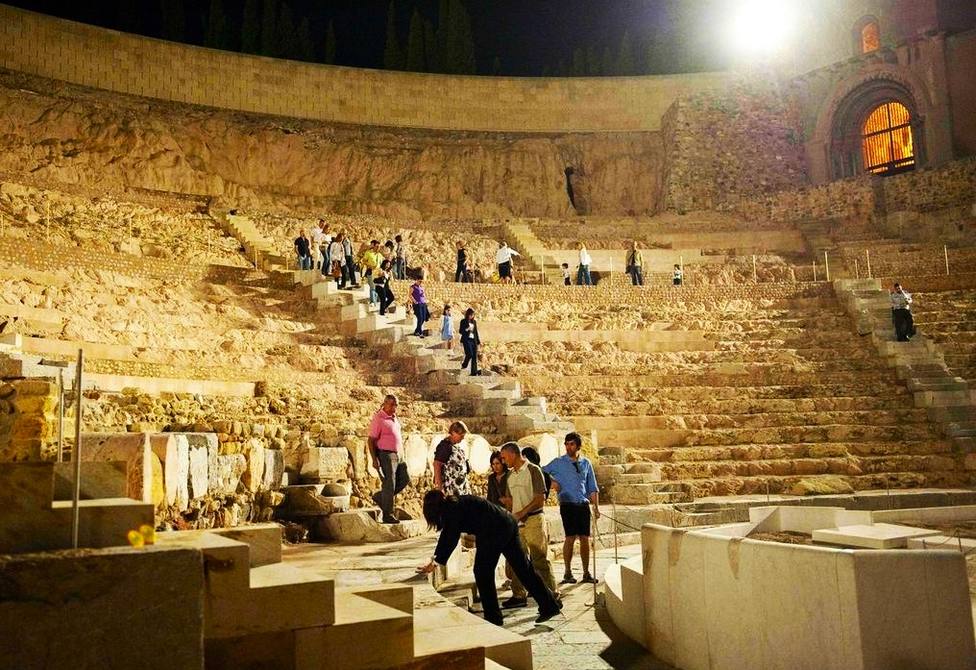 Imagen nocturna de turistas en el Teatro Romano