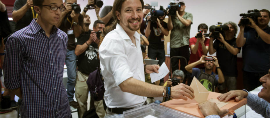 El candidato de Unidos Podemos a la presidencia del Gobierno, Pablo Iglesias, junto al jefe de campaña, Iñigo Errejón , votando hoy en el Instituto Tirso de Molina de Madrid. EFE