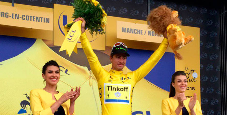 Peter Sagan logró la victoria en Cherburgo y se vistió de amarillo. @tinkoff_team